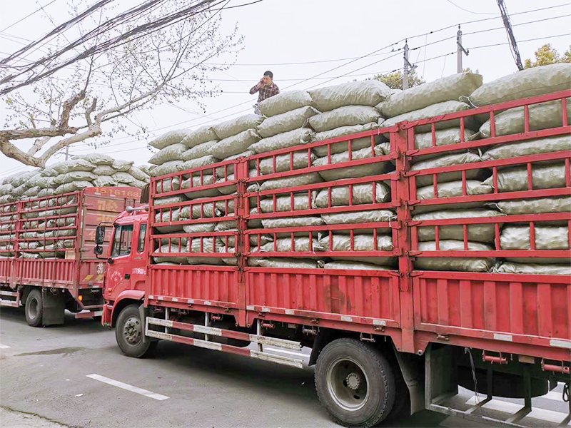 <b>多面空心球裝車發往福建</b>